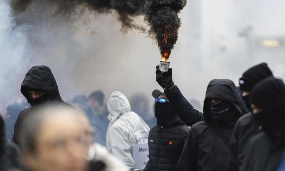 Το βρήκαμε τώρα! Αντιεμβολιαστές και ακροδεξιοί ένα και τω αυτώ